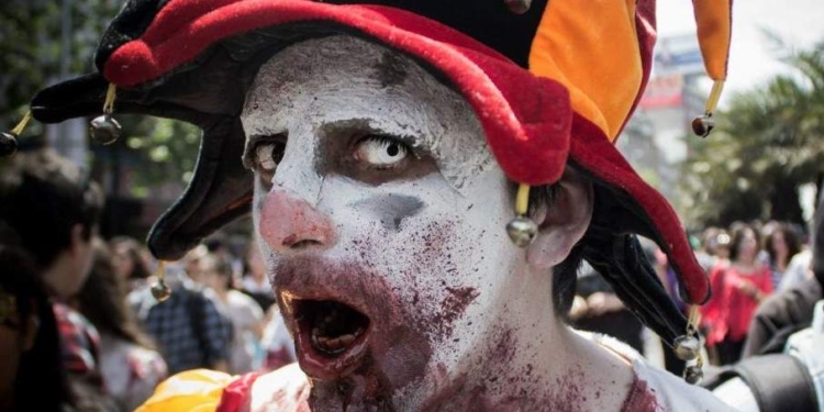 В столице Чили зомби вышли на парад
