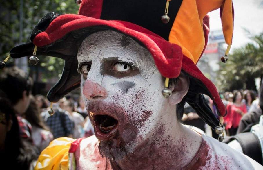 В столице Чили зомби вышли на парад 1