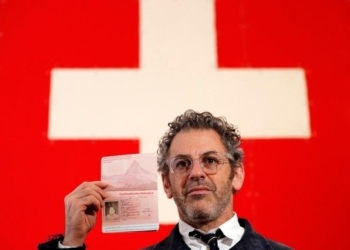 Американский художник в Лондоне продавал собственноручно «нарисованные» швейцарские паспорта. Российская теннисистка Мария Шарапова купила