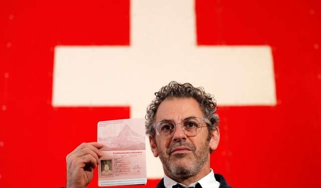 Американский художник в Лондоне продавал собственноручно «нарисованные» швейцарские паспорта. Российская теннисистка Мария Шарапова купила