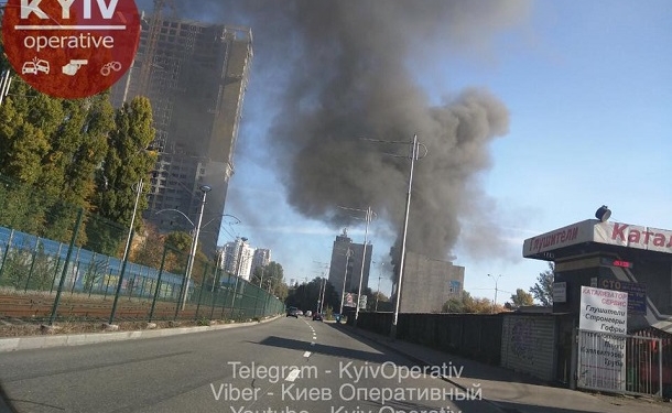 В Киеве загорелся завод – людей приходилось эвакуировать через крышу