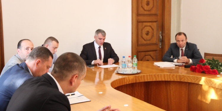 Мэр Николаева поручил финансово помочь мужчине, который с маленьким ребенком провалился в люк