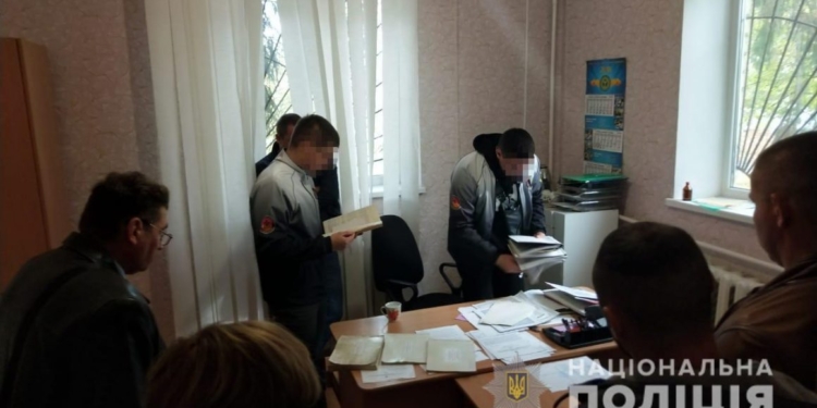 Подозреваемый во взяточничестве начальник Кривоозерской госбольницы ветмедицины отстранен от должности и посидит под ночным домашним арестом