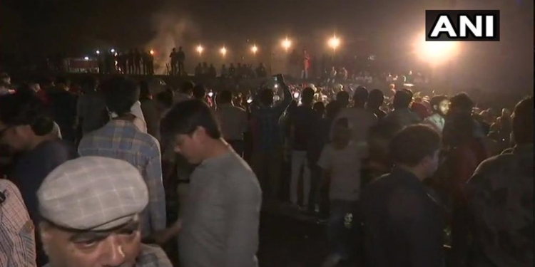 В Индии поезд врезался в группу людей, которые собрались отметить праздник