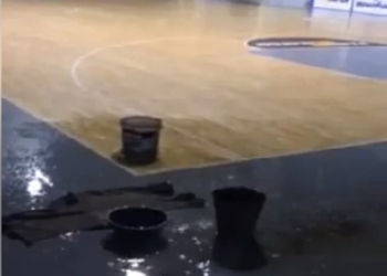 Сегодняшний дождь залил главную баскетбольную арену в Николаеве