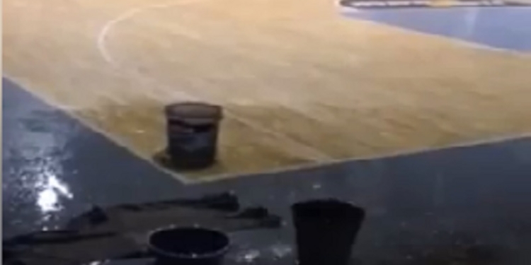 Сегодняшний дождь залил главную баскетбольную арену в Николаеве