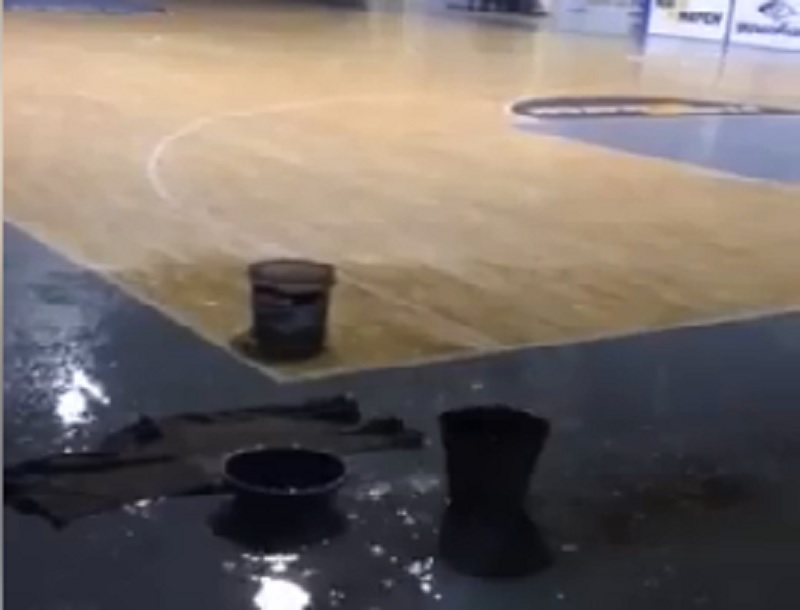 Сегодняшний дождь залил главную баскетбольную арену в Николаеве 1