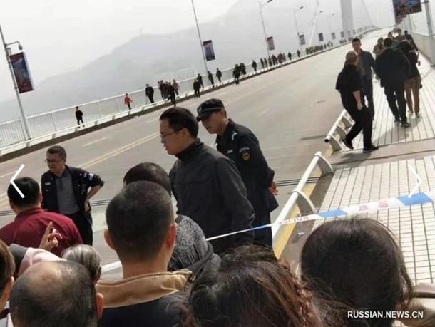 В Китае пассажирский автобус упал в реку с 60-метрового моста – пока известно о двух погибших 3