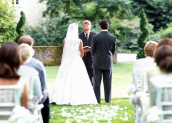 Жителям Англии и Уэльса могут разрешить проводить свадебные церемонии на пляжах, в садах и под шатрами