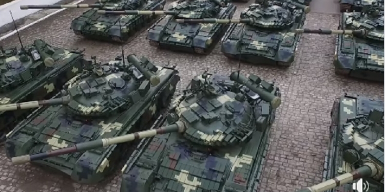 Украинские военные получили 16 танков и 5 БТРов производства ГК “Укроборонпром”