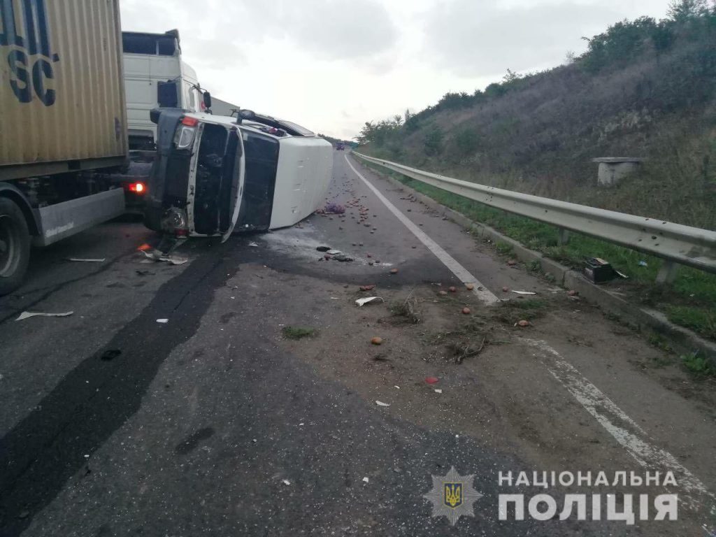 В Кривоозерском районе Николаевщины столкнулись фура с микроавтобусом – водитель буса в больнице 1