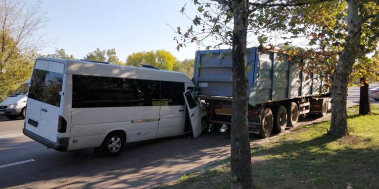 Утреннее ДТП с маршруткой в Николаеве: пострадало 7 детей, медики рассказали об их состоянии