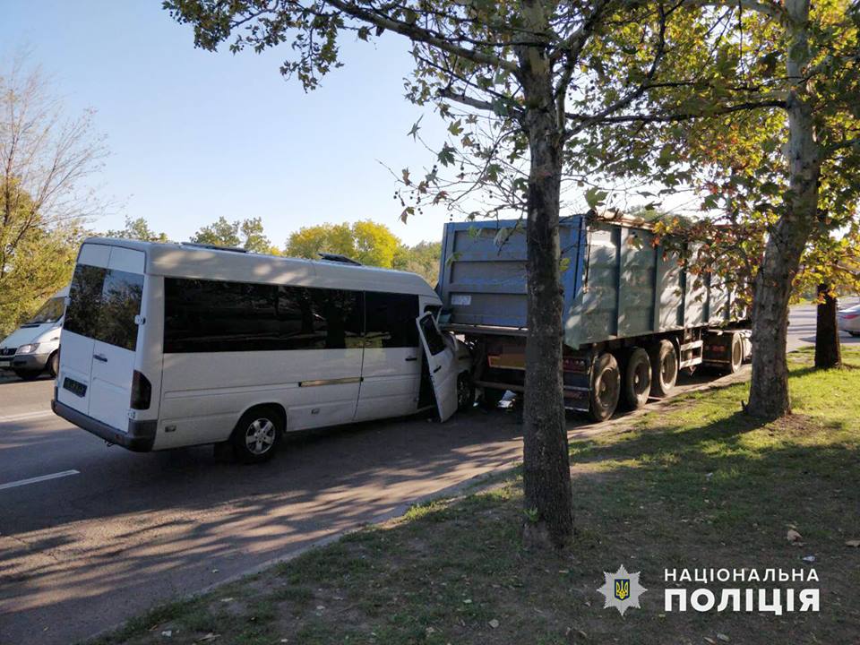 Утреннее ДТП с маршруткой в Николаеве: пострадало 7 детей, медики рассказали об их состоянии 1