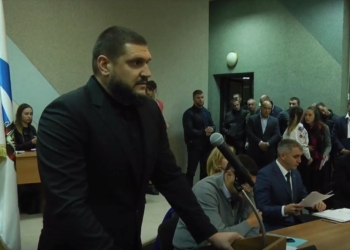 Сессия горсовета продолжилась в Центральной администрации. Но губернатор Савченко назвал ее нелегитимной. Обновляется