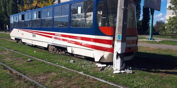 В Николаеве трамвай сошел с рельсов и врезался в электроопору