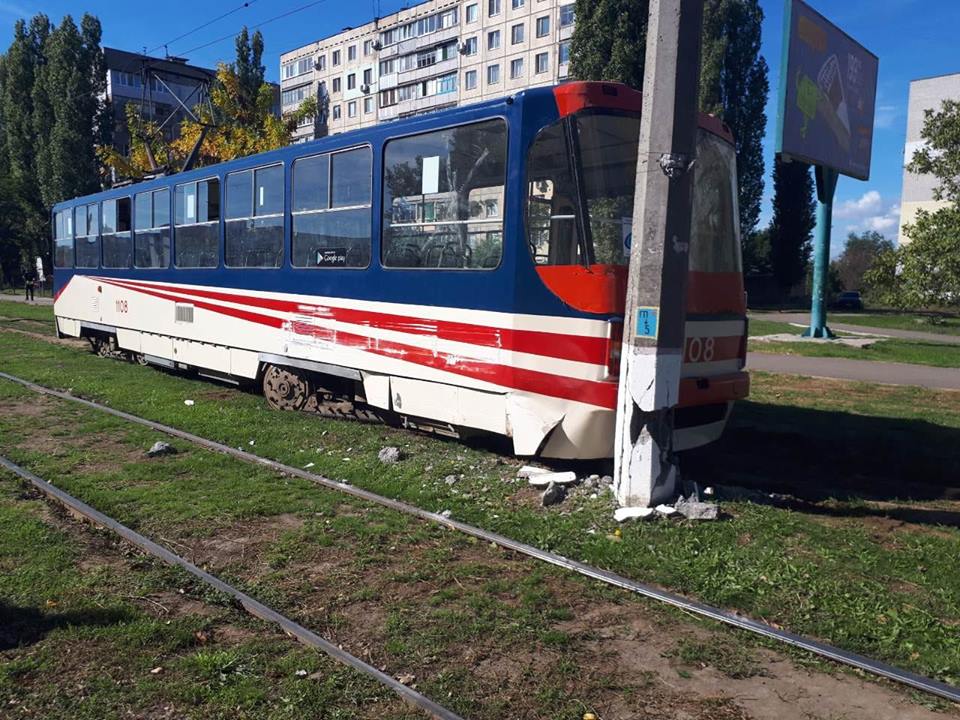 В Николаеве трамвай сошел с рельсов и врезался в электроопору 1