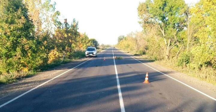 На Николаевщине ранним утром «Мерседес» насмерть сбил мужчину, а потом врезался в дерево. Водитель и пассажир авто – в больнице