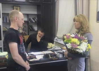 Эхо «фекального нападения» в Николаеве: в кабинете губернатора у Елены Киселевой с цветами попросил прощения молодой человек, обливший ее экскрементами