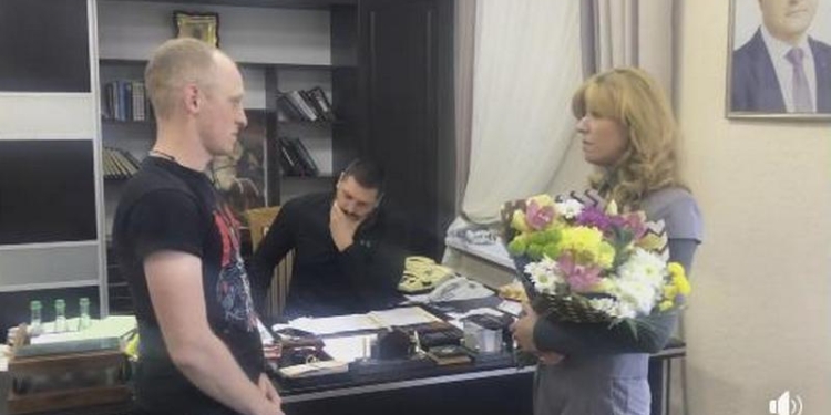 Эхо «фекального нападения» в Николаеве: в кабинете губернатора у Елены Киселевой с цветами попросил прощения молодой человек, обливший ее экскрементами