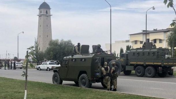 В Ингушетии протестуют против изменения границ с Чечней: к месту митинга начали стягивать военную технику