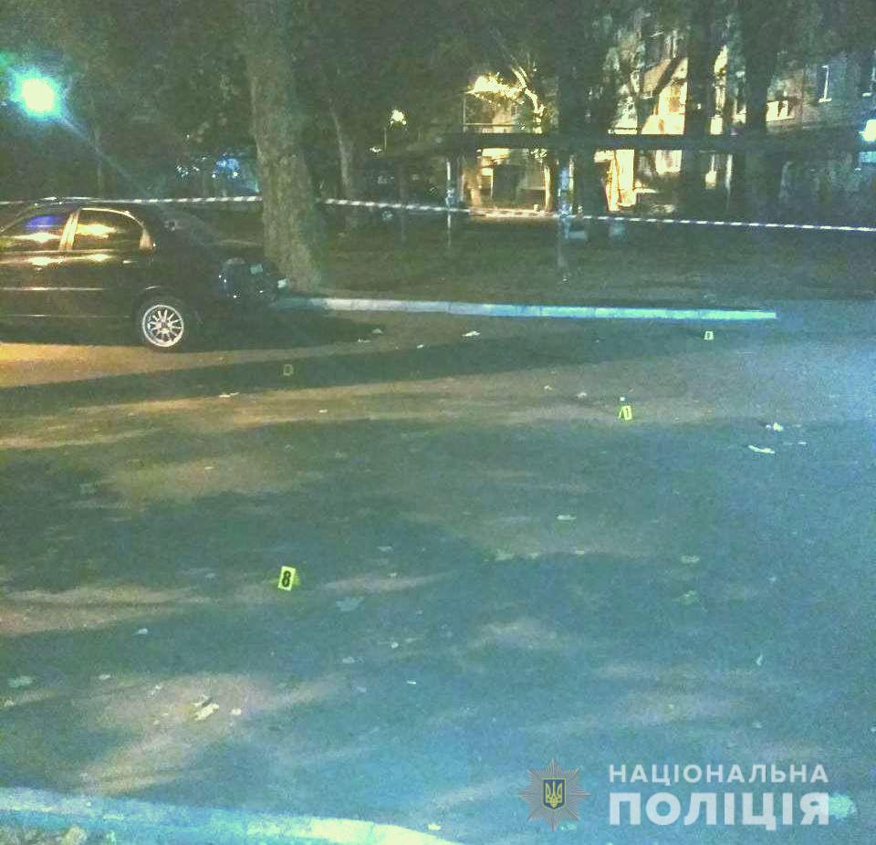 Сегодня ночью в Николаеве снова стреляли: полиция нашла на месте инцидента 20 гильз и мужчину с многочисленными ранениями 1