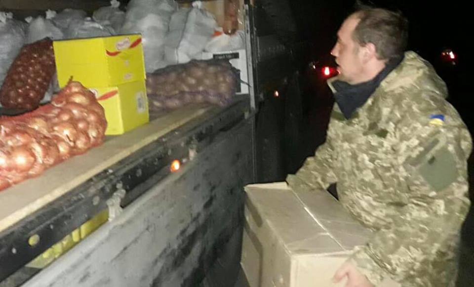 Первая фура с гуманитарной помощью от Николаевщины добралась до Черниговщины. Но помощь пострадавшим от взрывов в Ичне еще нужна 21