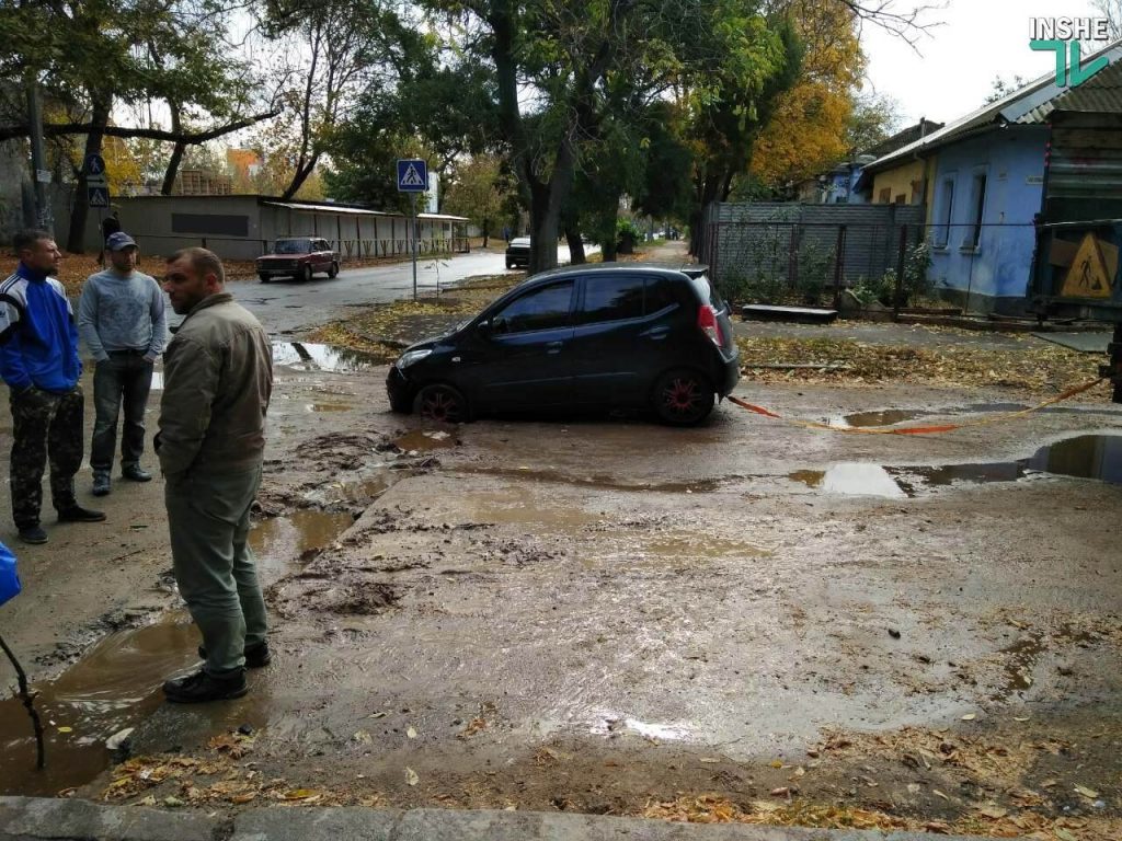 Николаев - город безответственных кротов? После дождя авто влетело в брошенную траншею прямо на дороге. ФОТОФАКТ 1