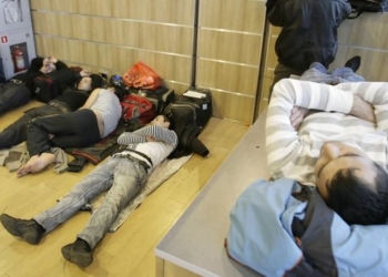 В московских аэропортах отменили запрет лежать на полу и ездить на животных