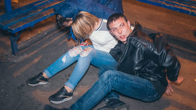 На месте ДТП в Киеве пьяная компания украла из разбитой машины кошелек и устроила драку с полицией