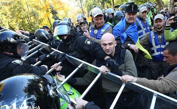 Радикалы в Киеве пытались снести памятник Ватутину