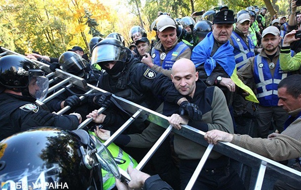 Радикалы в Киеве пытались снести памятник Ватутину 1