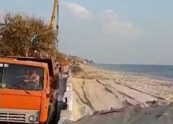 Предприниматель снял, как на пляже в Коблево грузовиками воруют песок