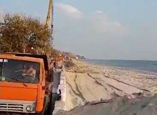 Предприниматель снял, как на пляже в Коблево грузовиками воруют песок