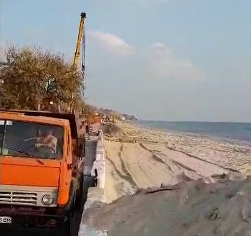 Предприниматель снял, как на пляже в Коблево грузовиками воруют песок 1