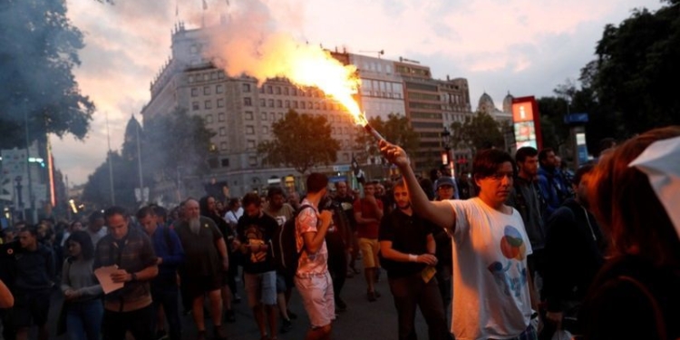 Сторонники независимости Каталонии заблокировали автомагистрали и железнодорожные пути