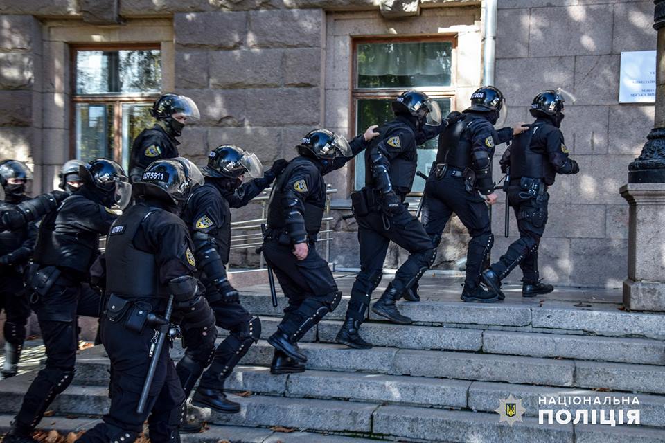 Полиция училась отражать штурм Николаевской мэрии и удалять из сессионного зала «лишние элементы» 30