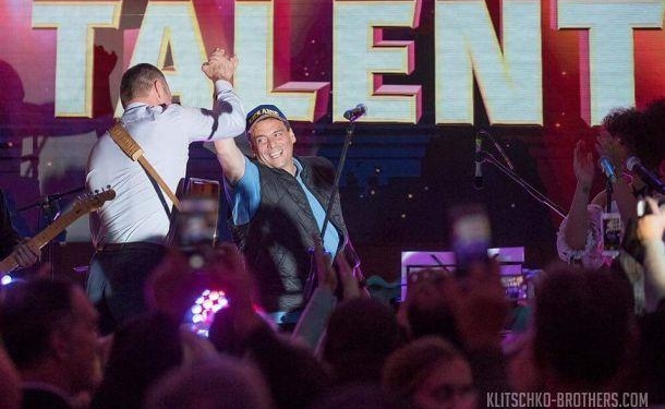 Виталий Кличко и президент WBC спели хит The Beatles на “вечере талантов”
