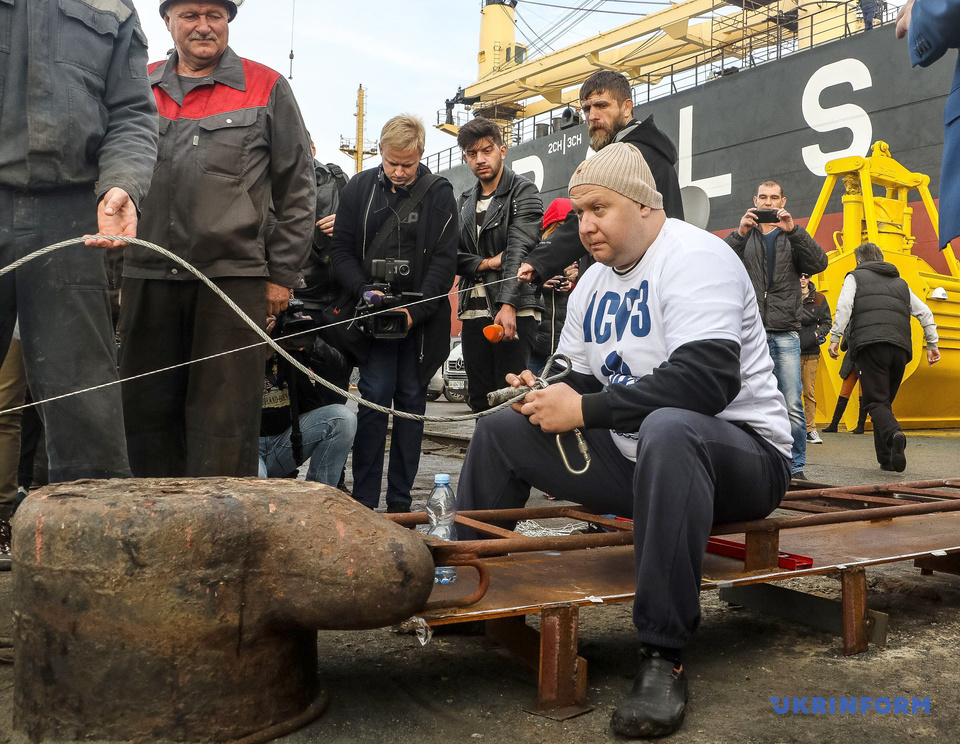 Украинец Олег Скавыш протянул зубами 614-тонное судно 16 метров 2