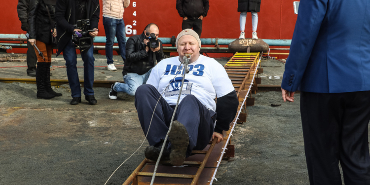 Украинец Олег Скавыш протянул зубами 614-тонное судно 16 метров