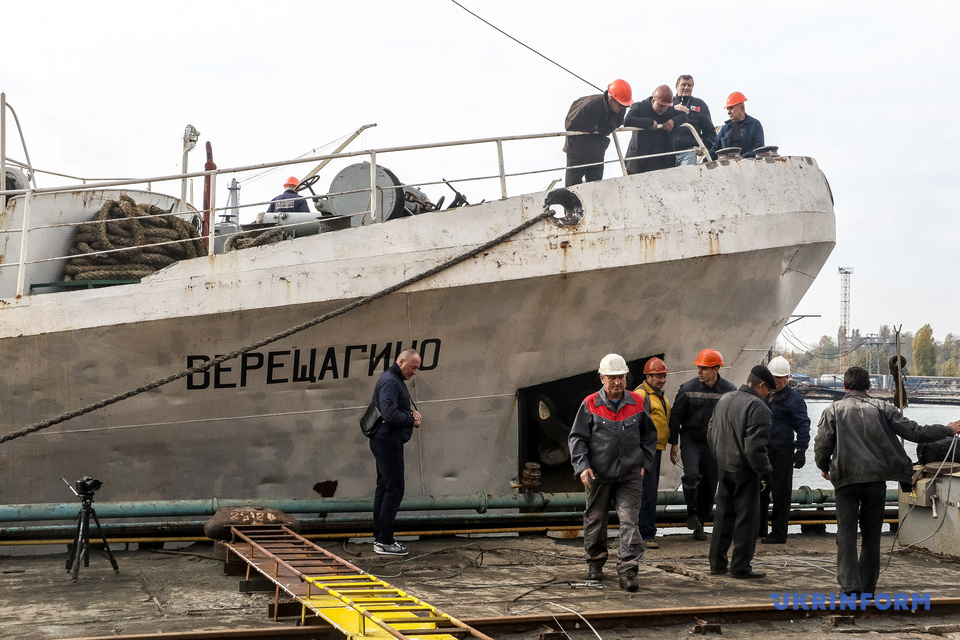 Украинец Олег Скавыш протянул зубами 614-тонное судно 16 метров 16