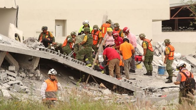 В Мексике обрушилось здание строящегося торгового центра, есть погибшие