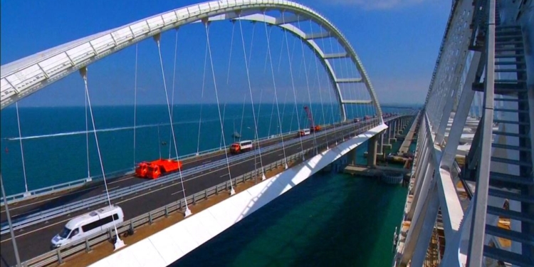 Россия запустила движение грузовиков по «Керченскому мосту»