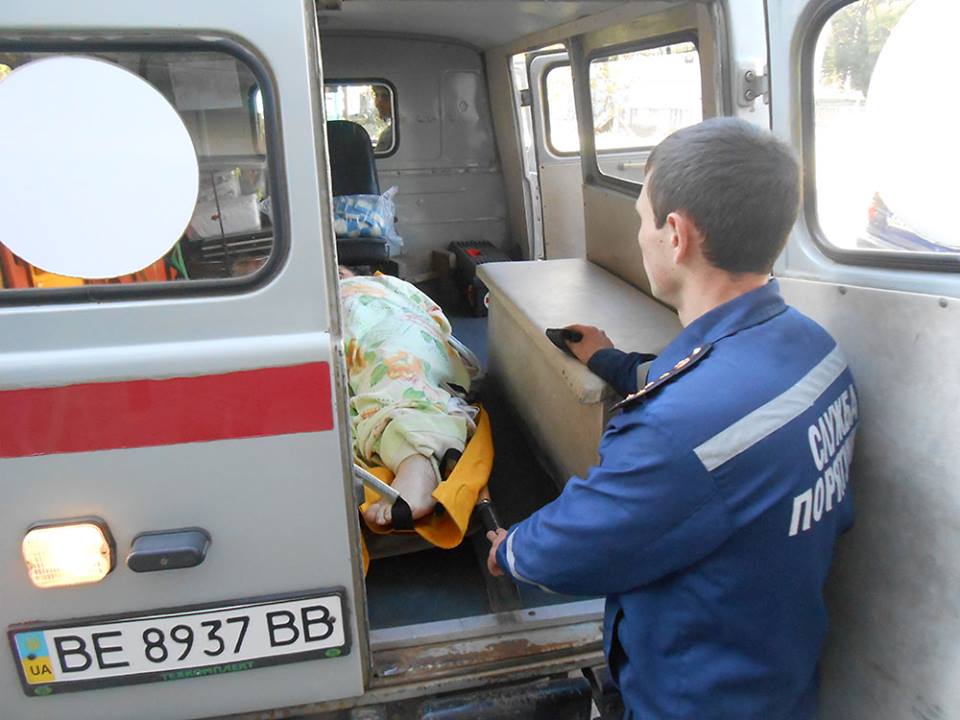 На Николаевщине медики "скорой" вызвали спасателей, чтобы донести до машины больную с избыточным весом 1