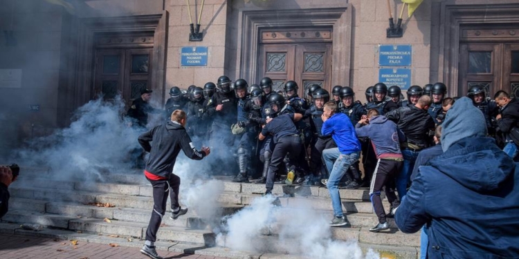 Полиция училась отражать штурм Николаевской мэрии и удалять из сессионного зала «лишние элементы»