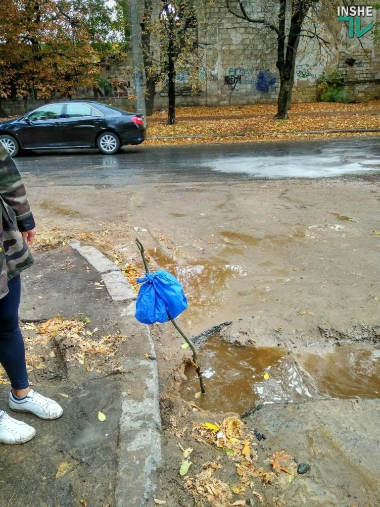 Николаев - город безответственных кротов? После дождя авто влетело в брошенную траншею прямо на дороге. ФОТОФАКТ 19