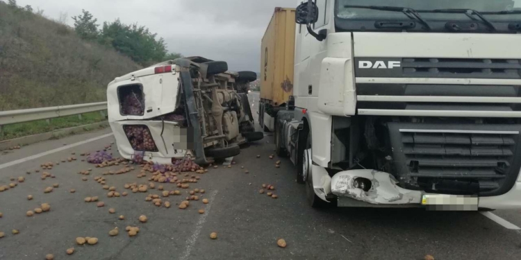 В Кривоозерском районе Николаевщины столкнулись фура с микроавтобусом – водитель буса в больнице