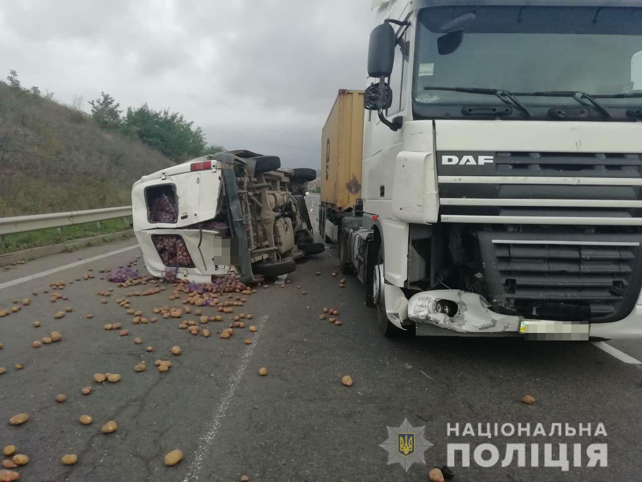 В Кривоозерском районе Николаевщины столкнулись фура с микроавтобусом – водитель буса в больнице