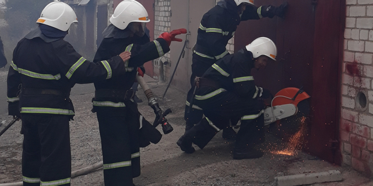 Из-за короткого замыкания в Очакове загорелся гараж