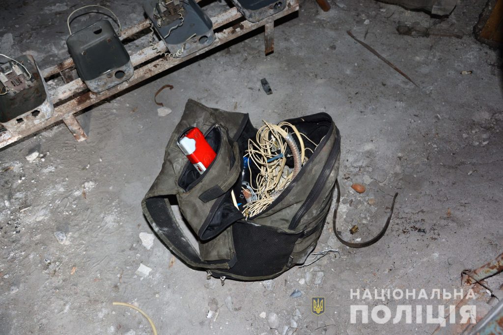 Не работающее – не значит не охраняемое: в Николаеве на заброшенном заводе поймали воров, вырезавших кабель 1