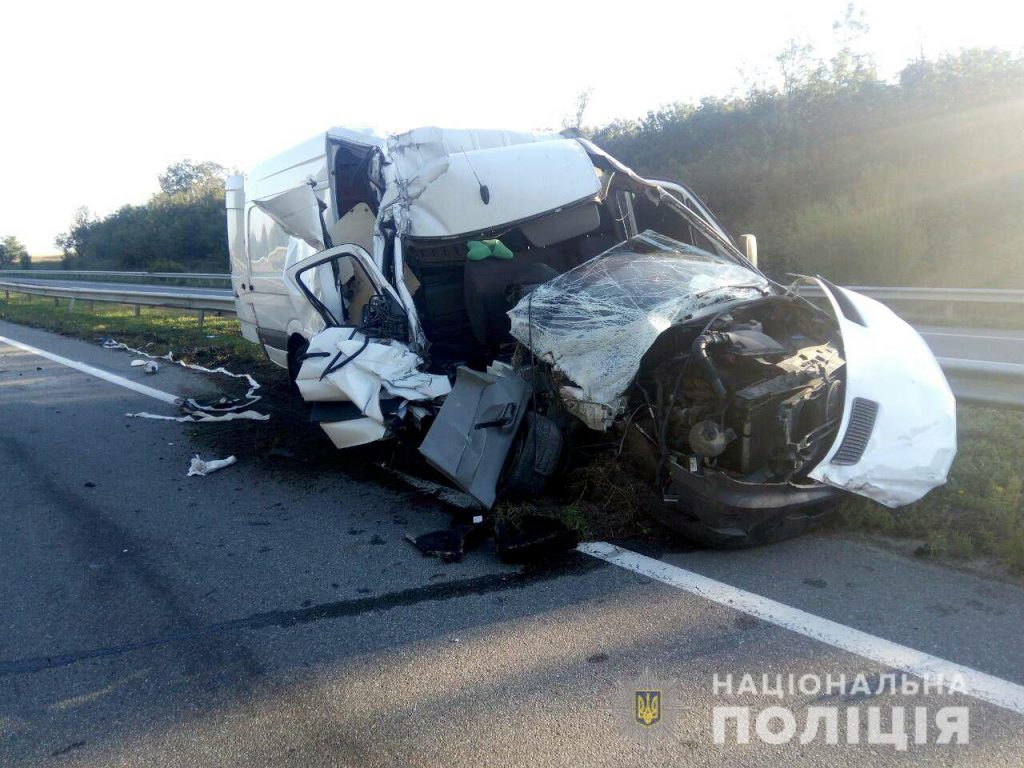 На Николаевщине микроавтобус врезался в полуприцеп фуры – водитель в больнице 3